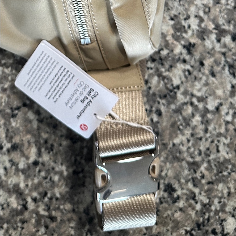 Lululemon City Adventurer Belt Bag 2.5L
Trench #0004 - Picture 5 of 5